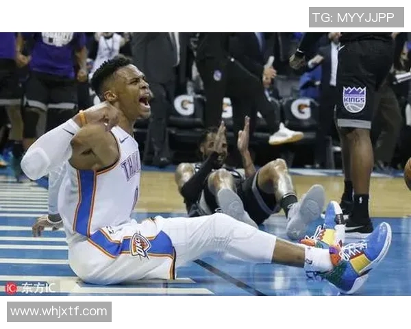 勇士对阵雷霆威少走步争议引发热议球迷热情高涨 勇士对阵雷霆威少走步争议引发热议球迷热情高涨